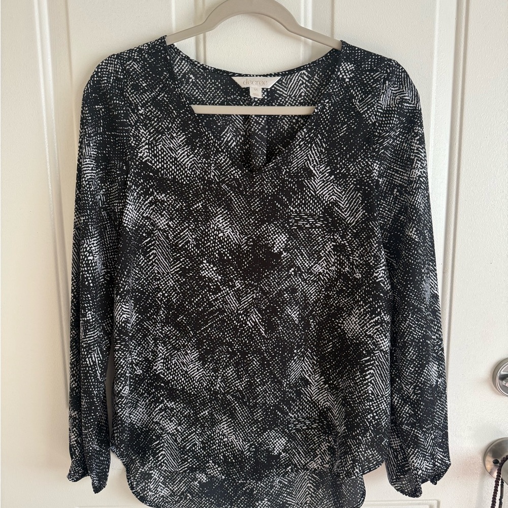 Decree Black and White Relaxed Blouse with V-Neck
